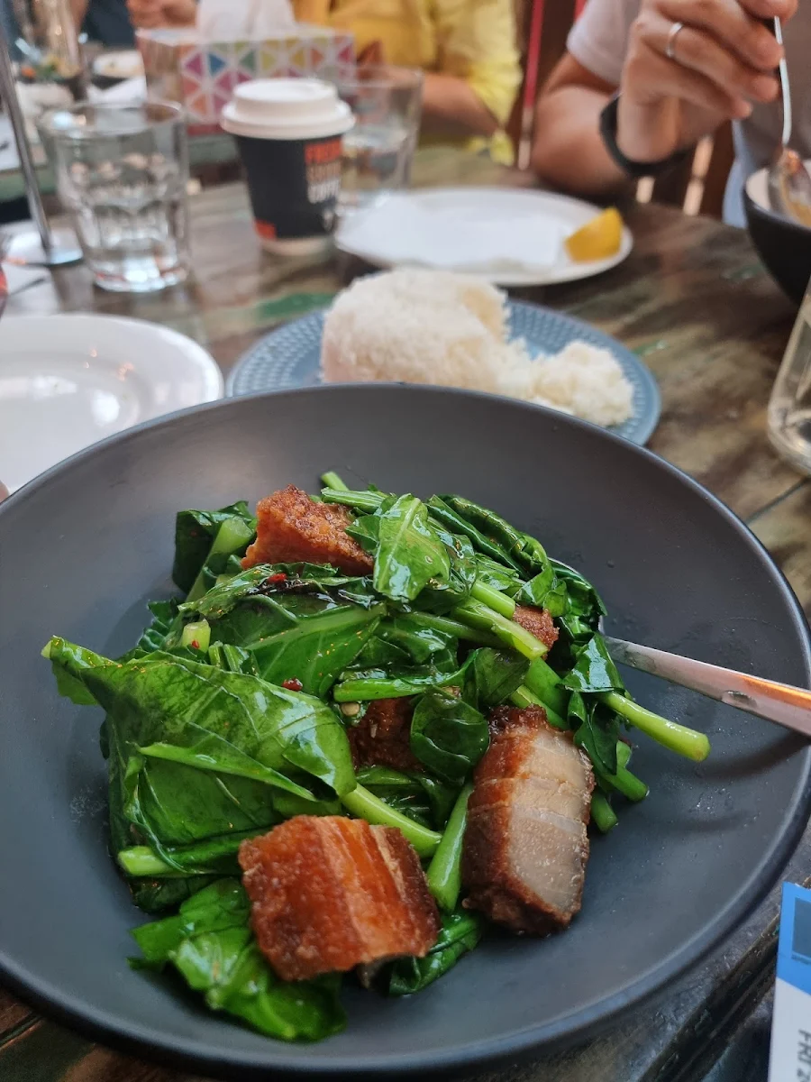 ka nar moo grob คะน้าหมูกรอบ, @Bangkok